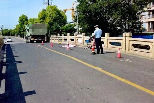 华为怎么拍像苹果手机铃声:上海一超载土方车碾压电动自行车主致死，土方车司机被公诉